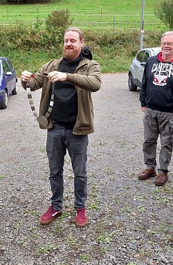 Schützenkönig 2024 übergibt die Medaille dem Schützenkönig 2025