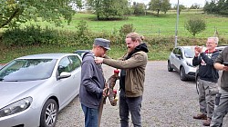 Schützenkönig 2024 übergibt die Medaille dem Schützenkönig 2025